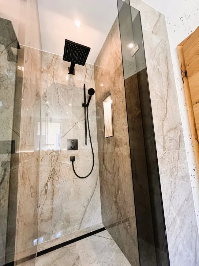 Qualitätsarmaturen von Hansgrohe und beleuchtete Wandnische