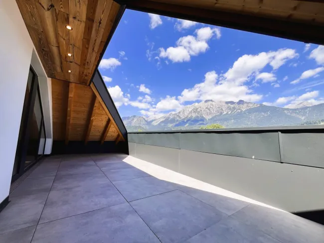 Rundum begehbare ca. 76m² große Dachterrasse