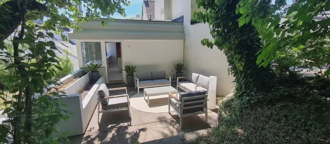Terrasse im Obergeschoss, Stagingbeispiel (KI-generiert)