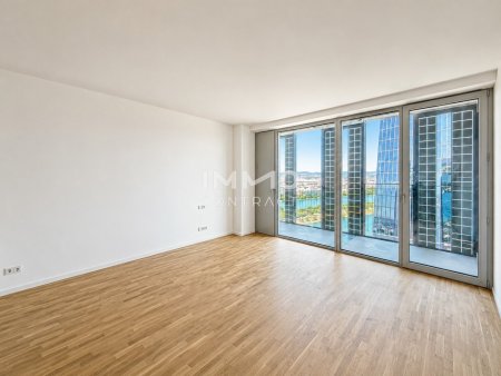 Skyline Hideaway – Westseitiges Studio mit 10 m² Aussichtsterrasse