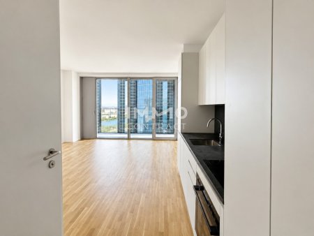 Skyline Hideaway – Westseitiges Studio mit 10 m² Aussichtsterrasse