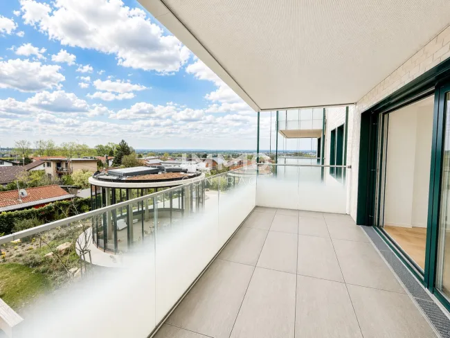 Commission-Free with a View: Perfekt Living amid beautifully Öandscaped Gardens - Titelbild