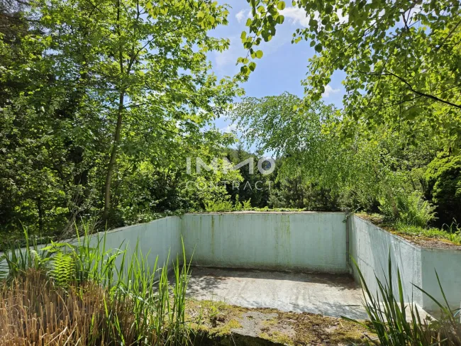 Ansicht Pool vor Haus