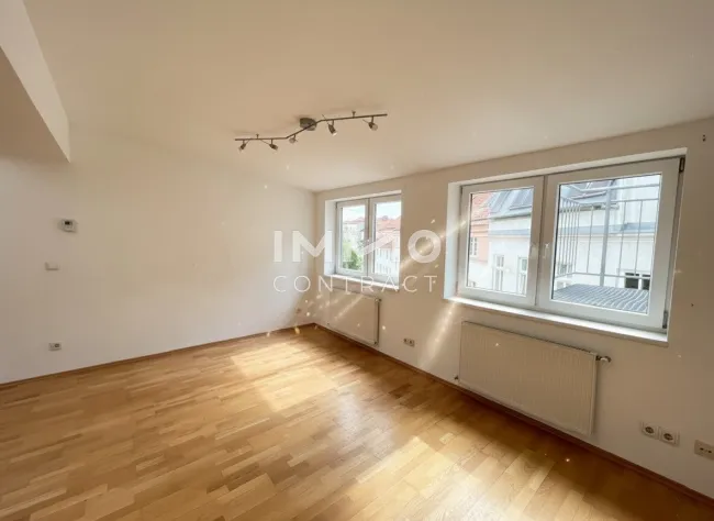 Aparte Dachgeschoßwohnung in der Hasnerstraße für Singles oder Paare - Bild