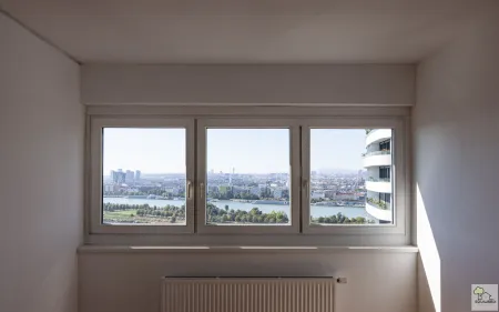 TOP PREIS - TRAUMAUSBLICK - Wasser & Skyline - Barrierefreie Wohnung mit Wellness und Fitnessbereich