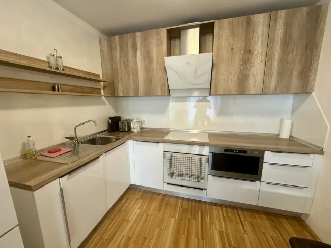 Neuwertige 2-Zi-Wohnung mit Balkon, Einbauküche & U-Bahn Nähe - Bild