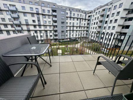 Neuwertige 2-Zi-Wohnung mit Balkon, Einbauküche & U-Bahn Nähe