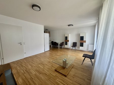 Neuwertige 2-Zi-Wohnung mit Balkon, Einbauküche & U-Bahn Nähe