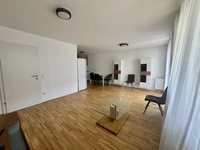 Neuwertige 2-Zi-Wohnung mit Balkon, Einbauküche & U-Bahn Nähe - Titelbild