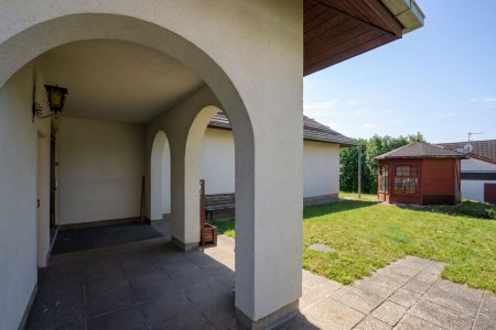 Zugang zu Haus und Vorgarten mit Pavillon