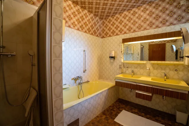 Bad mit Dusche, Wanne und Doppelwaschbecken
