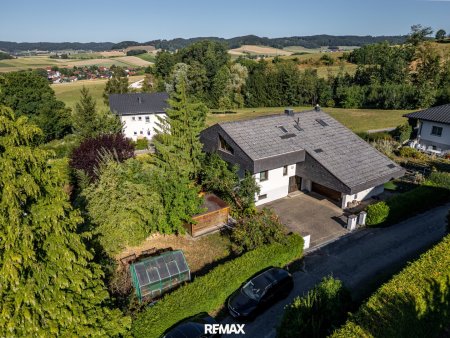 Haus mit Gewächshaus und Gartenhütte