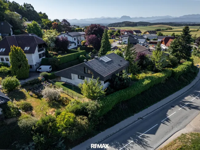 Drohnenaufnahme mit Fernblick