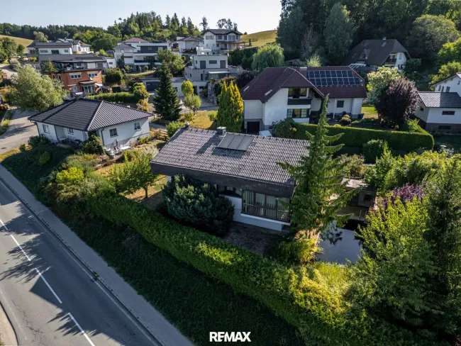Haus mit Gewächshaus und Gartenhütte