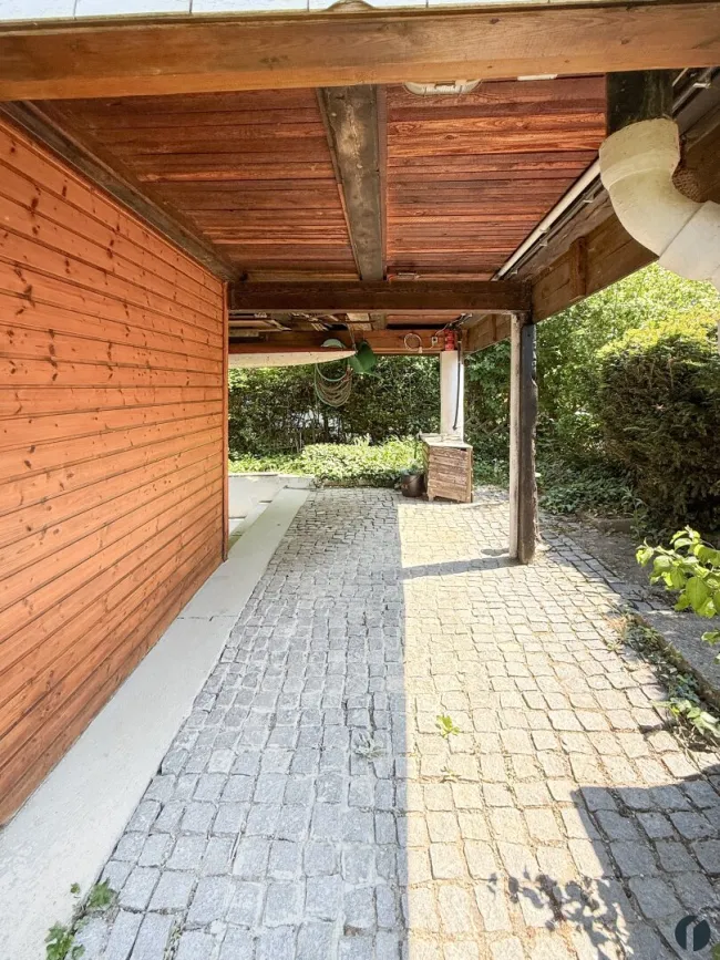 Bereich unter dem Haus