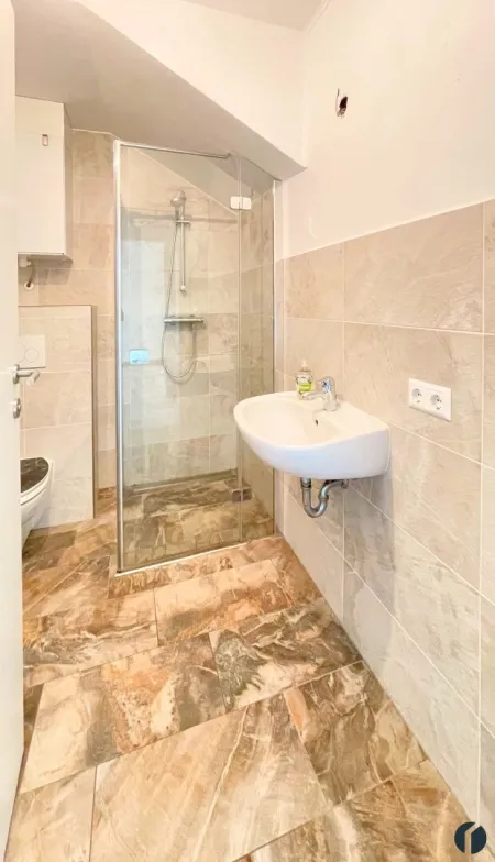 Bad mit Dusche und WC
