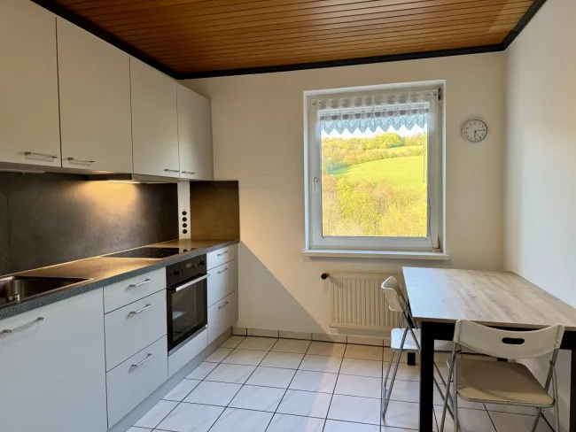 Helle Eigentumswohnung mit Loggia und Blick ins Grüne - Bild