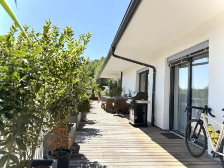 WOHNEN AM WALDRAND: Großzügige 5‑Zimmer‑Wohnung mit großem Balkon, Eigengarten und Doppelcarport