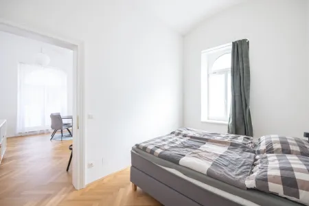 Stilvolle 2 Zimmer-Wohnung in generalsaniertem Altbau - auch für Kurzzeitvermietung geeignet