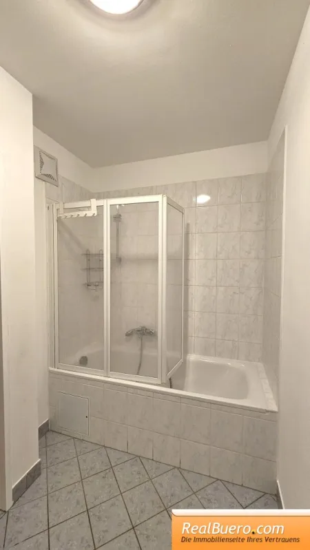 Badezimmer mit Wanne, Handwaschbecken, Handtuchtrockner, Waschmaschinenanschluss