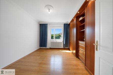 Charmante Etagenwohnung mit Fernblick: Lift, neue Fenster, Zentrumslage