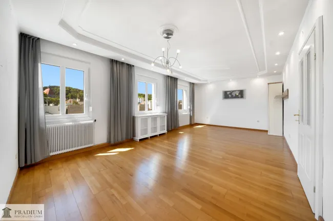 Charmante Etagenwohnung mit Fernblick: Lift, neue Fenster, Zentrumslage - Titelbild