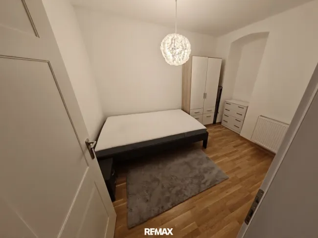 ruhiges Schlafzimmer mit Platz für Kasten & Kommode