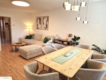 25 Minuten vor Wien! Sonnige 3 Zimmer- Eigentumswohnung mit Parkblick, gemütlicher Loggia und überdachtem Parkplatz!