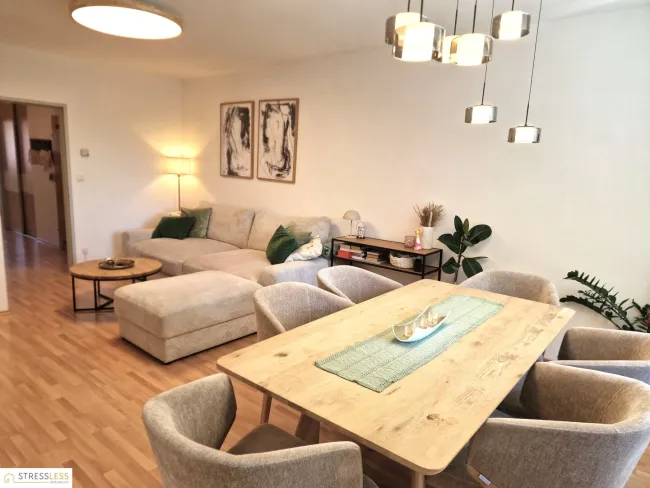 25 Minuten vor Wien! Sonnige 3 Zimmer- Eigentumswohnung mit Parkblick, gemütlicher Loggia und überdachtem Parkplatz! - Bild