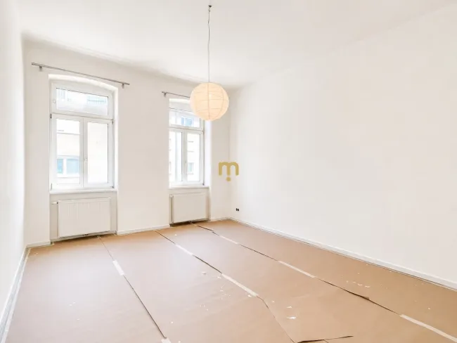 ALTBAU TRIFFT BALKON – frisch sanierte 2-Zimmer-Wohnung mit Lift, Balkon & voll ausgestatteter Küche - Bild