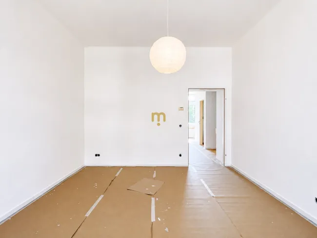 ALTBAU TRIFFT BALKON – frisch sanierte 2-Zimmer-Wohnung mit Lift, Balkon & voll ausgestatteter Küche - Bild
