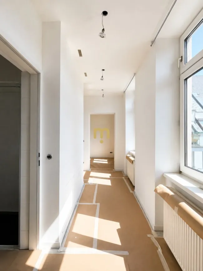 ALTBAU TRIFFT BALKON – frisch sanierte 2-Zimmer-Wohnung mit Lift, Balkon & voll ausgestatteter Küche - Titelbild