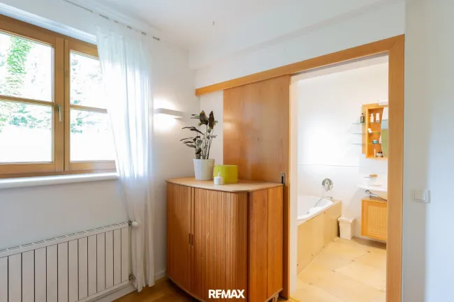 EG Schlafzimmer - mit Sicht auf Badezimmer