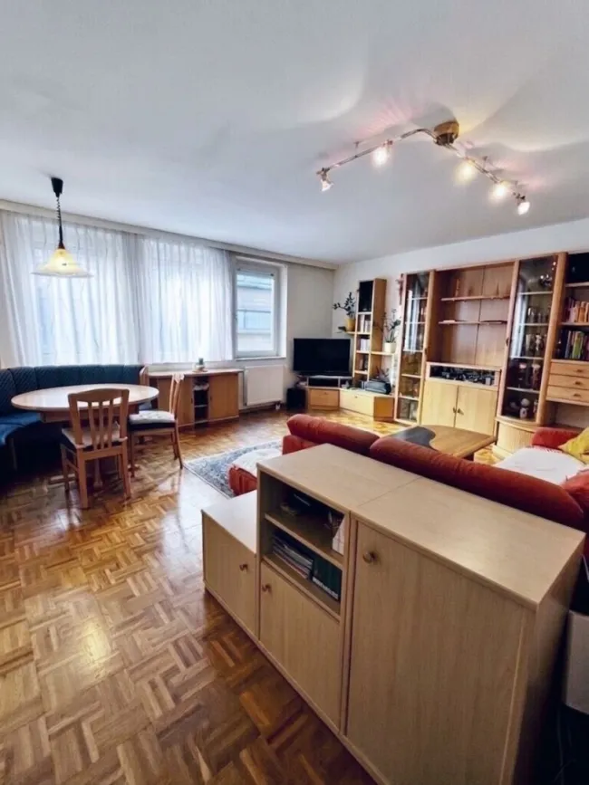 Charmante 3-Zimmer-Wohnung mit Tiefgaragenplatz im Herzen des 7. Bezirks - Titelbild