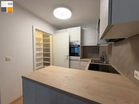 Küche und Speisekammer