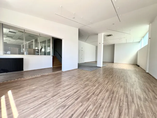 Vielseitige Gewerbefläche mit Büro und Hochlagerhalle in Top-Lage des 23. Bezirks - Titelbild