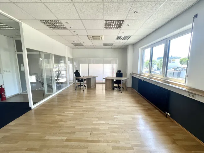 Vielseitige Gewerbefläche mit Büro und Hochlagerhalle in Top-Lage des 23. Bezirks - Bild
