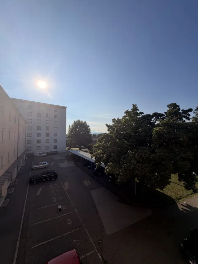 Zentrale und sonnige 2-Zimmer Wohnung mit Parkplatz - Bild