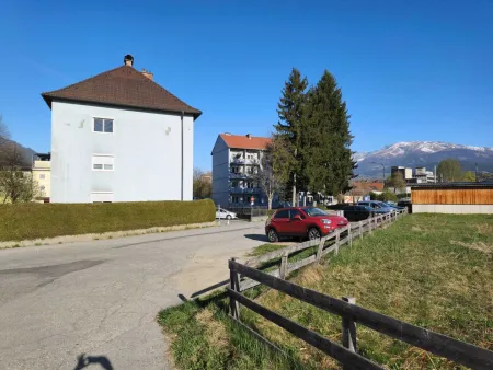 Wohngebäude + Kfz-Abstellplätze