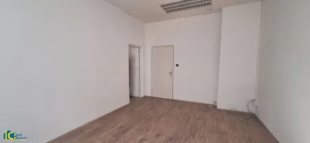 Zugang zum Vorraum und zu einem weiteren Raum