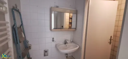Waschbecken im Vorraum vor dem WC