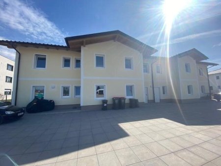 Neuwertige 4-Zi.-Wohnung in Mauerkirchen mit Balkon, 2 Stellplätzen im Obergeschoss