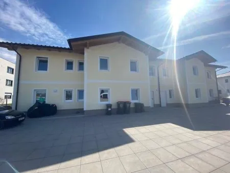 Neuwertige 4-Zi.-Wohnung in Mauerkirchen mit Balkon, 2 Stellplätzen im Obergeschoss - Titelbild