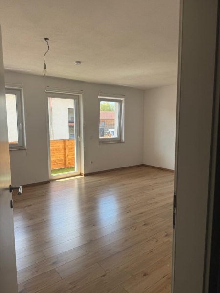 Neuwertige 4-Zi.-Wohnung in Mauerkirchen mit Balkon, 2 Stellplätzen im Obergeschoss