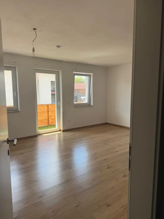 Neuwertige 4-Zi.-Wohnung in Mauerkirchen mit Balkon, 2 Stellplätzen im Obergeschoss - Bild
