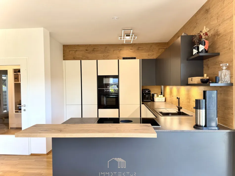 RUHELAGE: Exklusive 5-Zimmer-Wohnung mit Panoramablick, Balkon, zwei Stellplätzen und E-Ladestation in ruhiger Grünlage - Bild