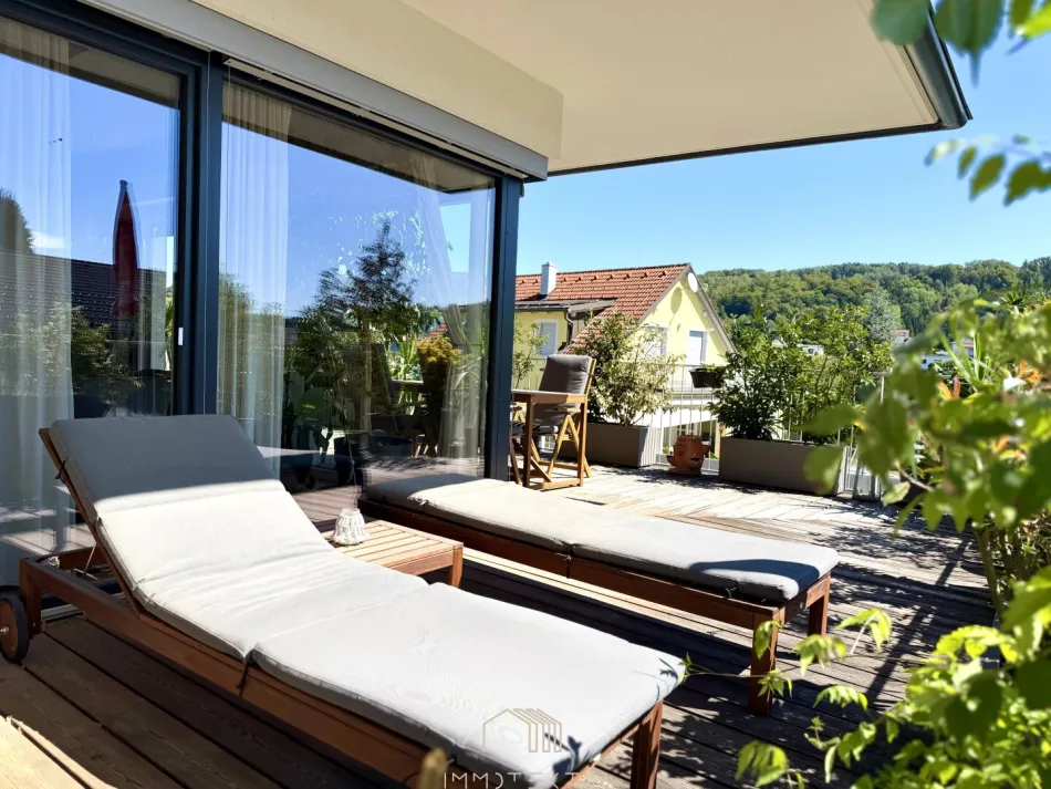 RUHELAGE: Exklusive 5-Zimmer-Wohnung mit Panoramablick, Balkon, zwei Stellplätzen und E-Ladestation in ruhiger Grünlage - Titelbild