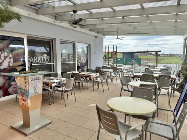 ***ETABLIERTES CAFE-EISSALON IN LOIPERSDORF MIT GROSSER TERRASSE UND PARKPLÄTZEN*** - Bild