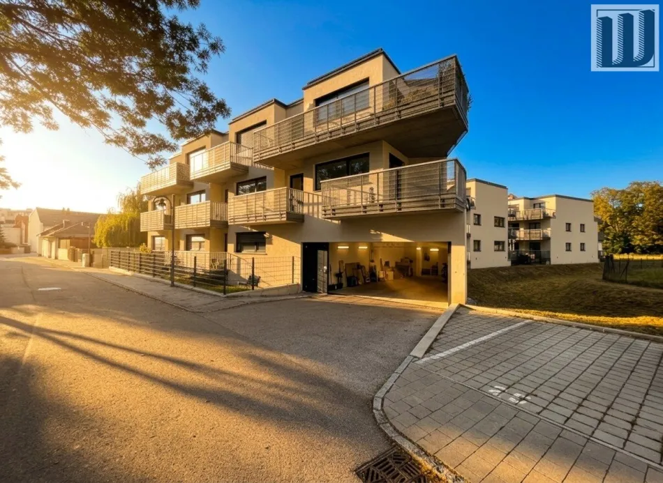 Stilvolle 2-Zi Dachgeschoß-Wohnung mit 2 Balkonen & Garage in Leobersdorf, 67m² - Titelbild