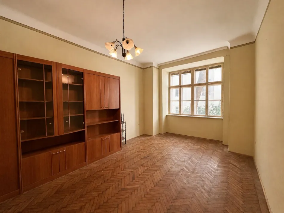 ***Sanierungsbedürftige 2,5 Zimmer-Altbauwohnung nahe Aumannplatz in ruhiger Innenhoflage*** - Titelbild